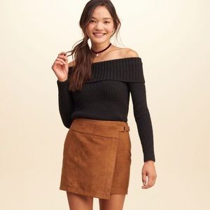 🖤Hollister Off The Shoulder Sweater🖤